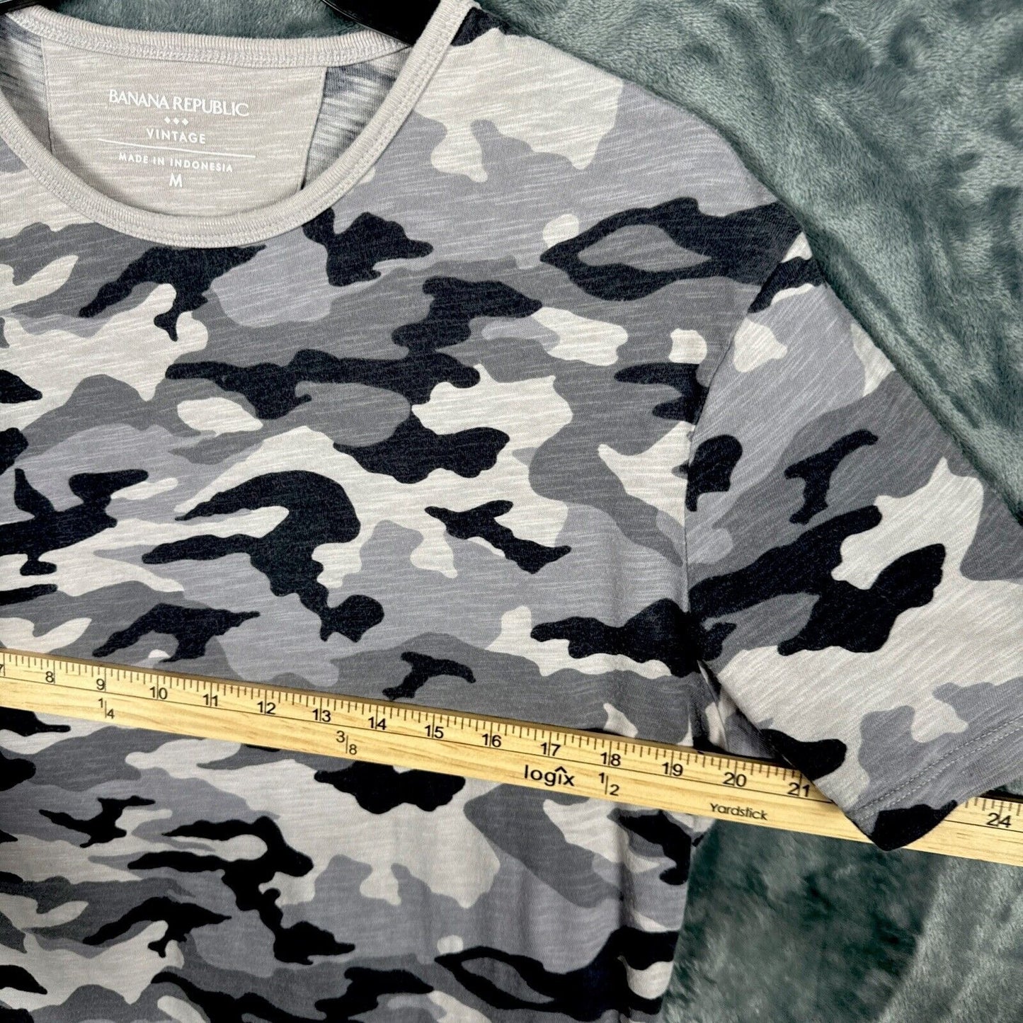 Banana Republic camouflage top women’s T-shirt adult medium black gray and Beigh