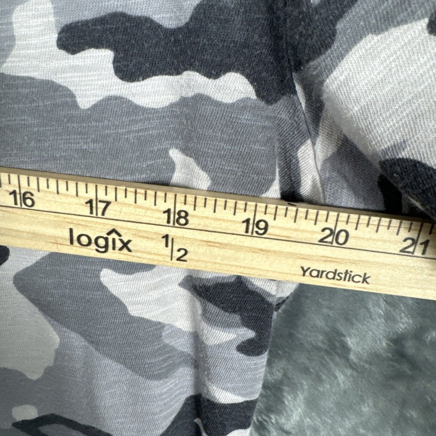 Banana Republic camouflage top women’s T-shirt adult medium black gray and Beigh