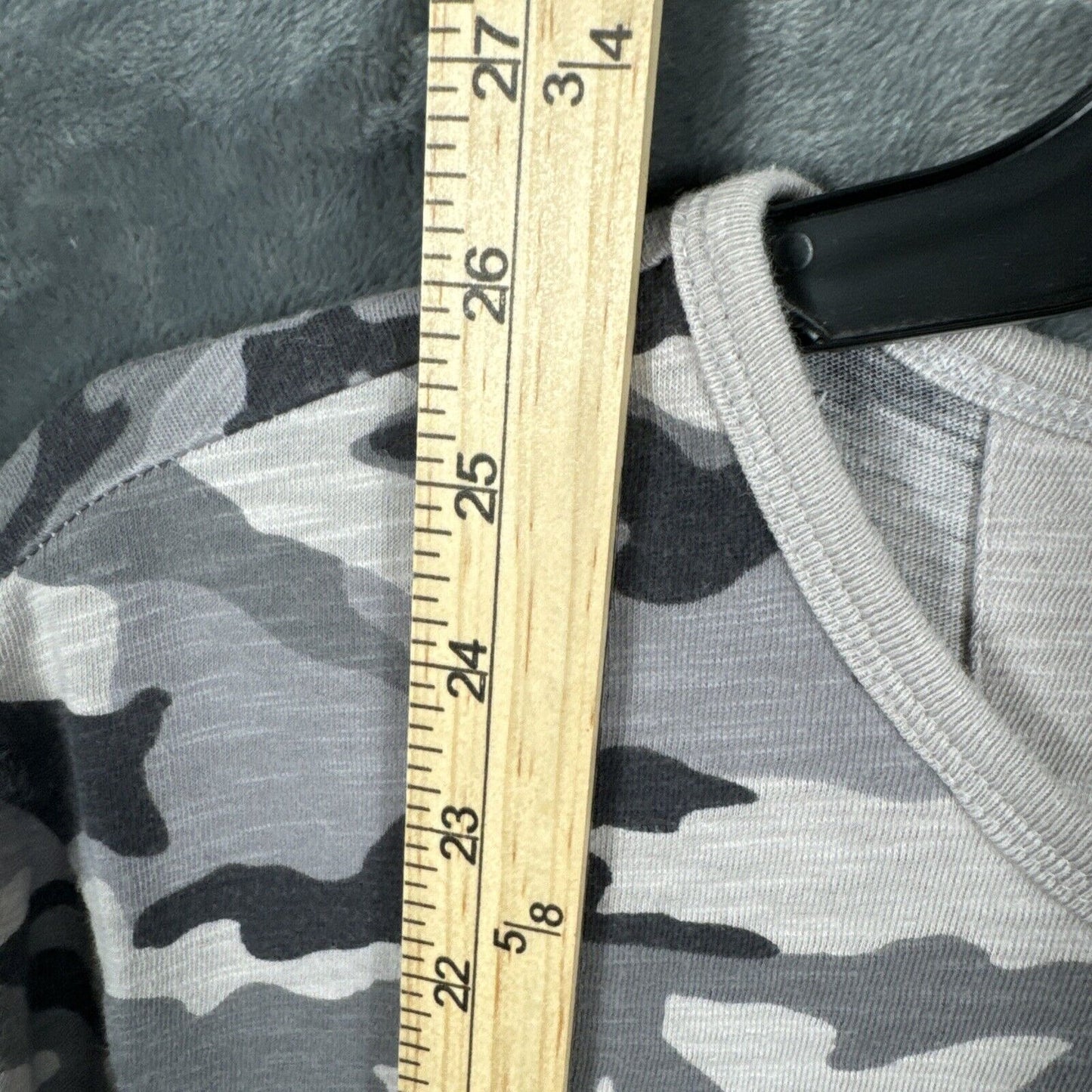 Banana Republic camouflage top women’s T-shirt adult medium black gray and Beigh