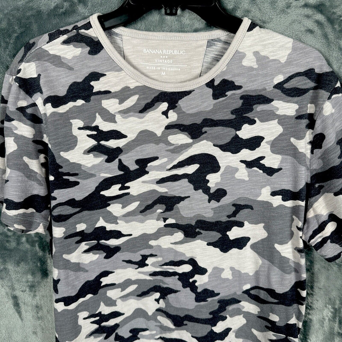 Banana Republic camouflage top women’s T-shirt adult medium black gray and Beigh