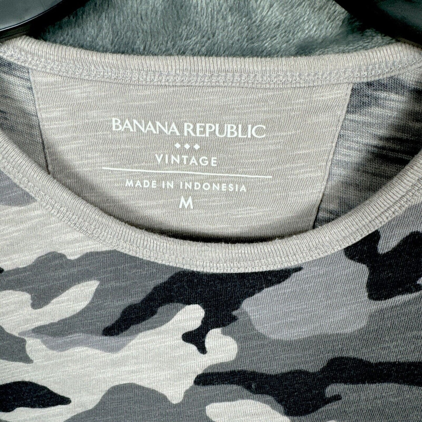 Banana Republic camouflage top women’s T-shirt adult medium black gray and Beigh
