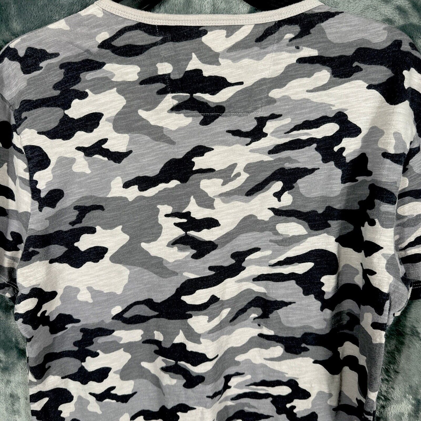 Banana Republic camouflage top women’s T-shirt adult medium black gray and Beigh
