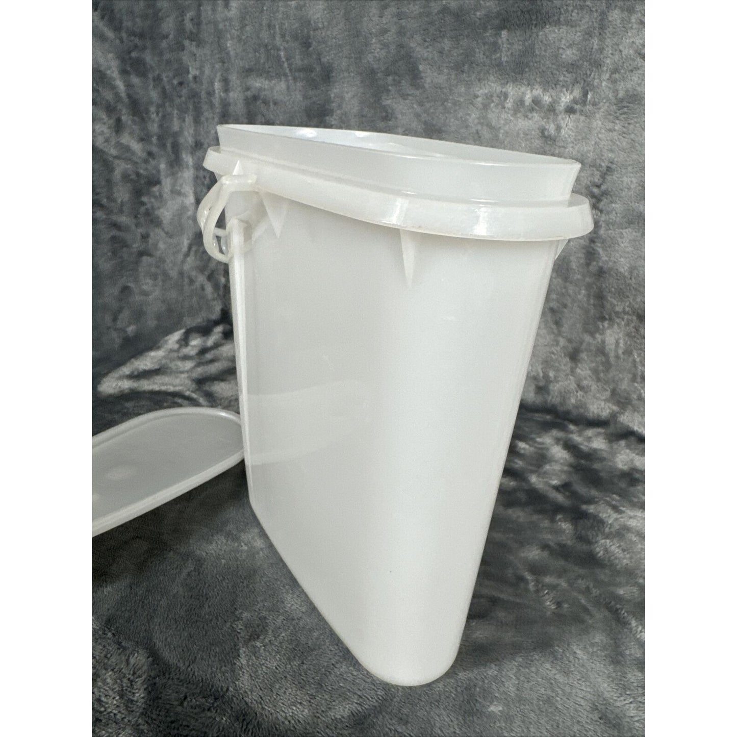 Vintage Tupperware #587-1 Beverage Buddy 2 Quart White Slim Pitcher Lid