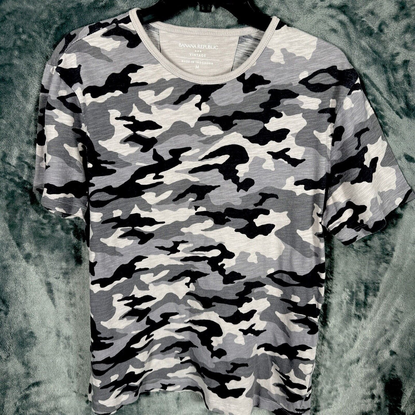 Banana Republic camouflage top women’s T-shirt adult medium black gray and Beigh