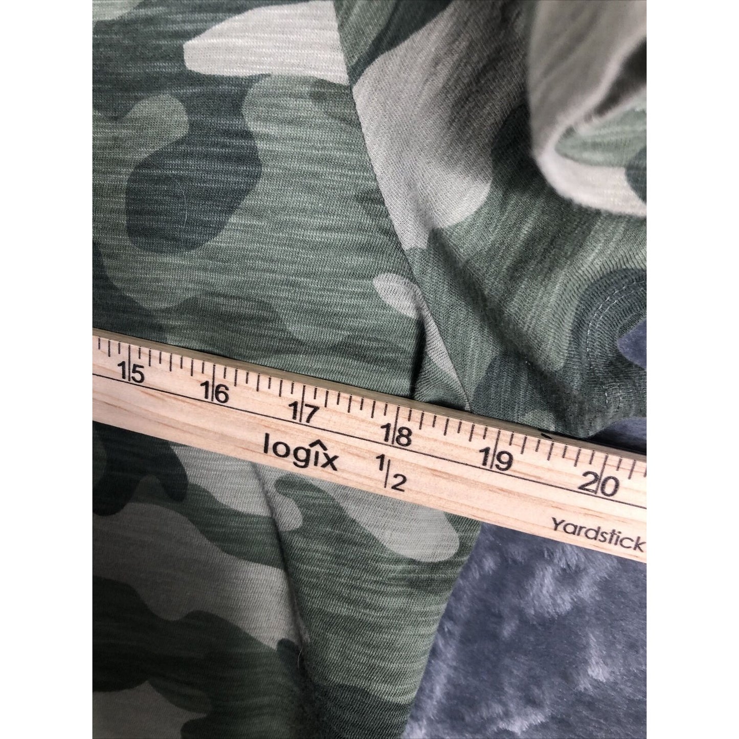 Old Navy Top Women’s  Camouflage T Shirt Casual￼ ￼V neck Short Sleeve Shirt L