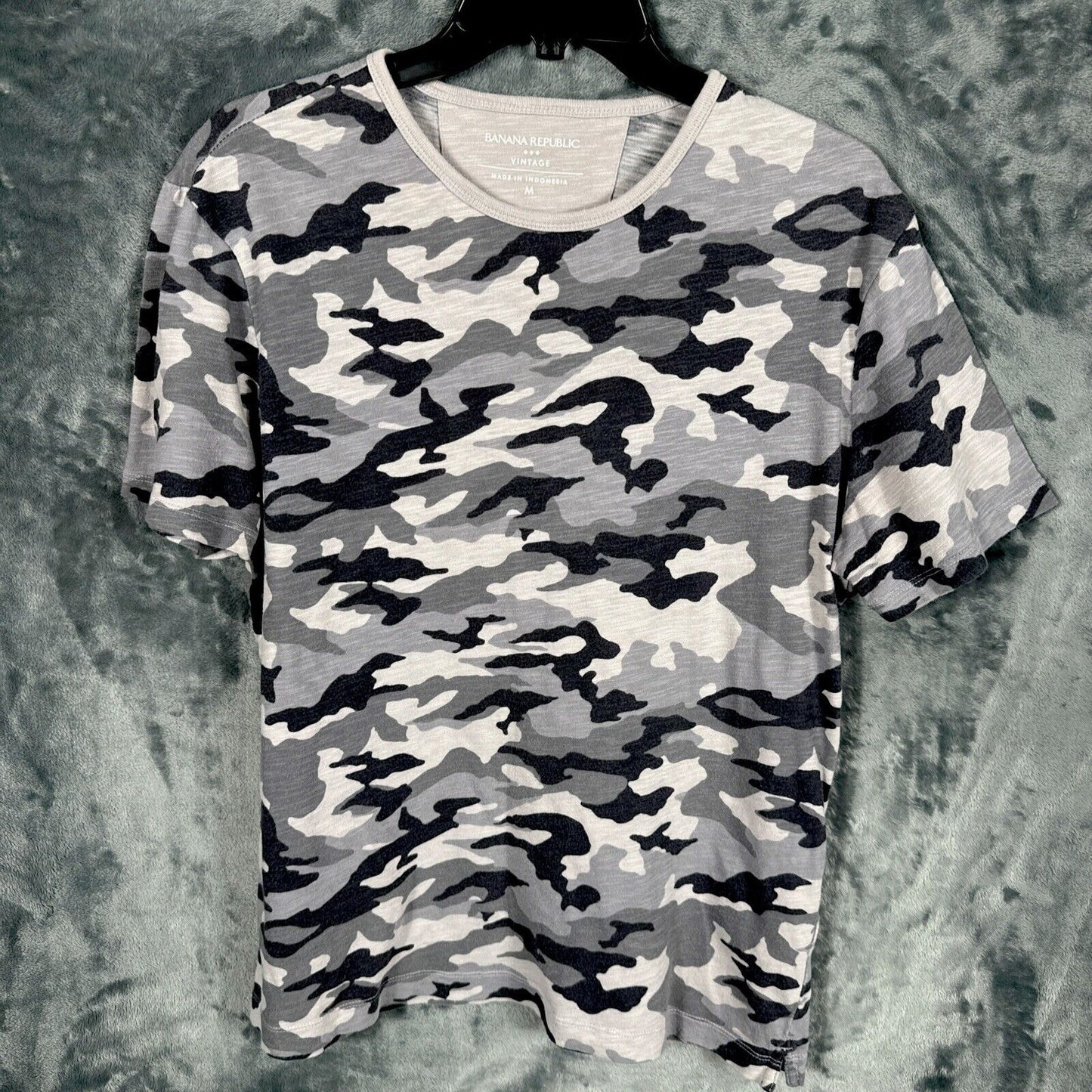 Banana Republic camouflage top women’s T-shirt adult medium black gray and Beigh