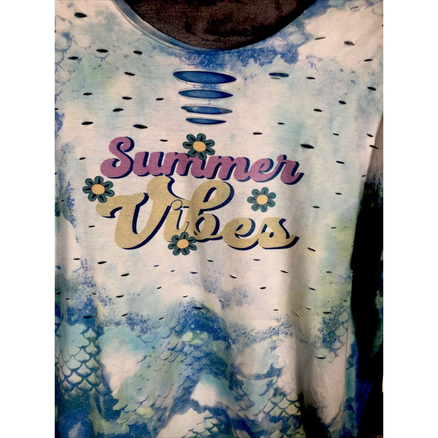 Summer Vibes Distressed Women’s Mermaid T-Shirt Size Adult ￼Extra Large