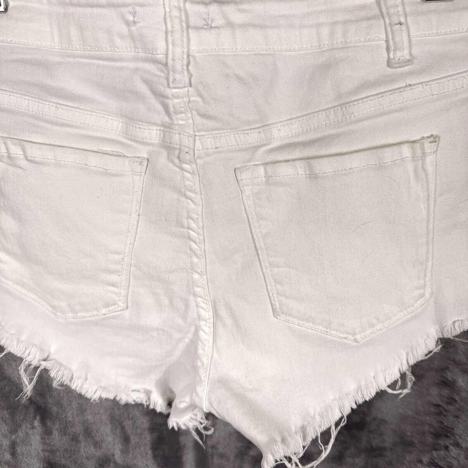 White Distressed Frayed Hem Denim Shorts Size M Klique B