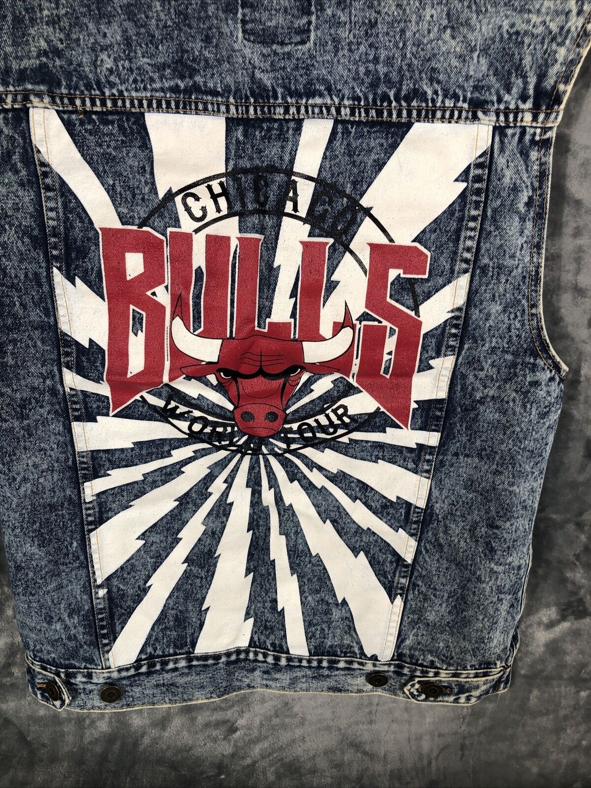 Chicago Bulls Vest Men's Denim Jean World Tour NBA Size Large Includes 2 Buttons