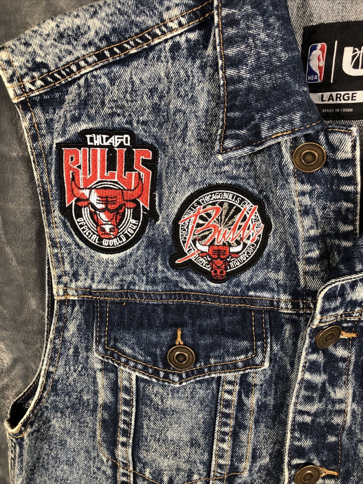 Chicago Bulls Vest Men's Denim Jean World Tour NBA Size Large Includes 2 Buttons