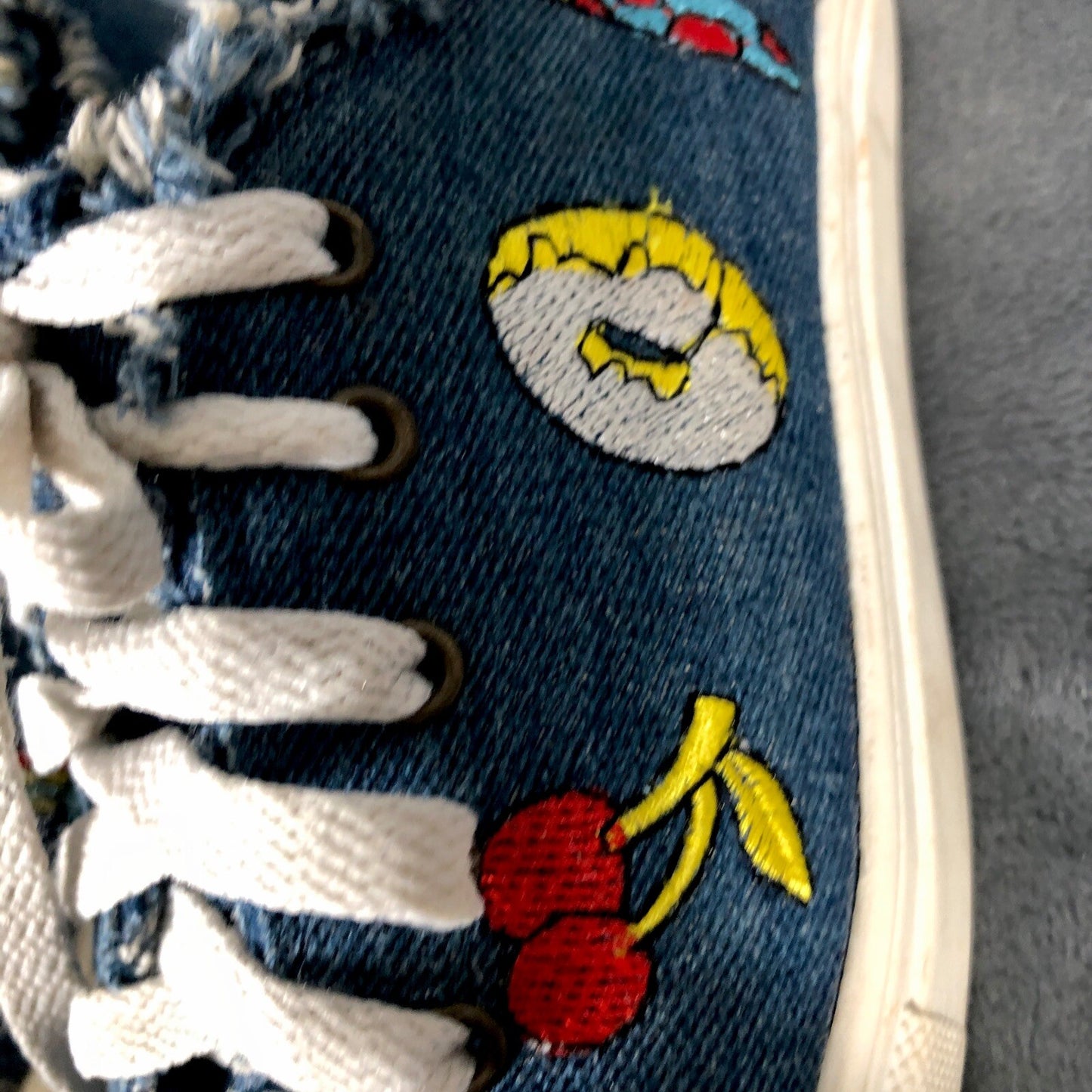 Union Bay Tennis Shoes Smiley Face Casual Youth  Size 3