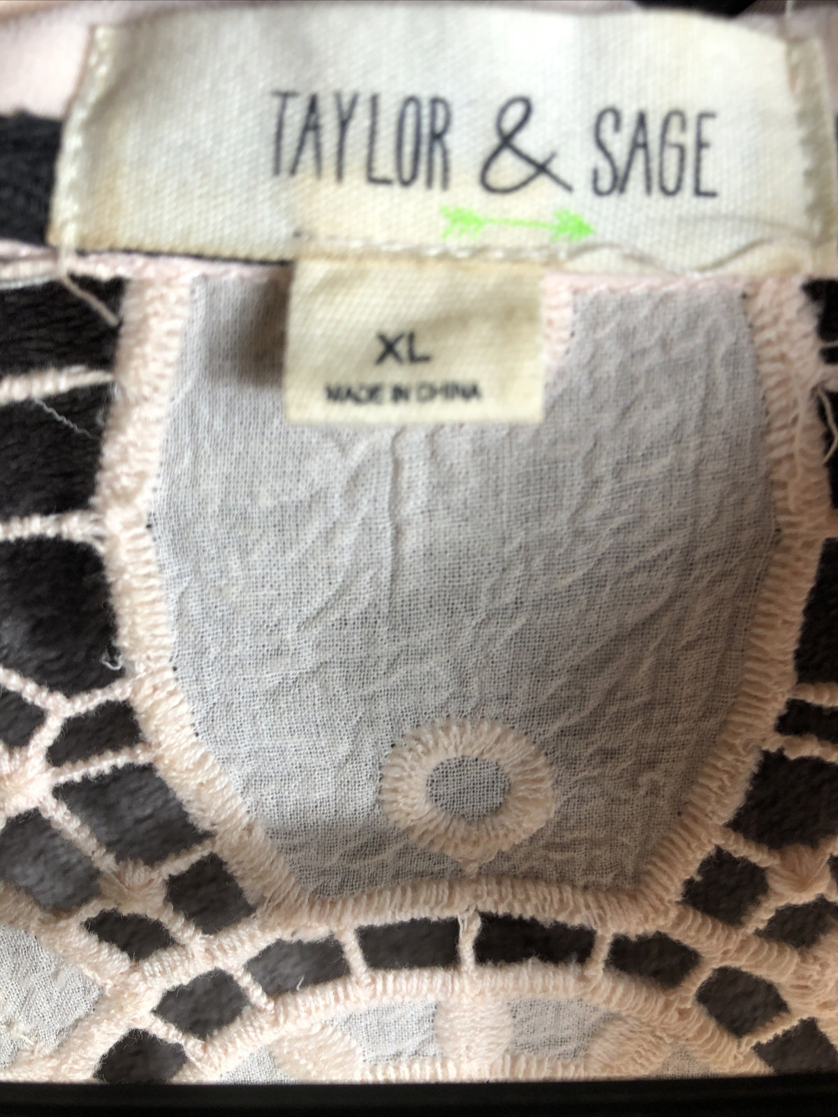 Taylor & Sage Woman’s Blouse Pink Pearl Button Cut Out Long Sleeve Size X-Large