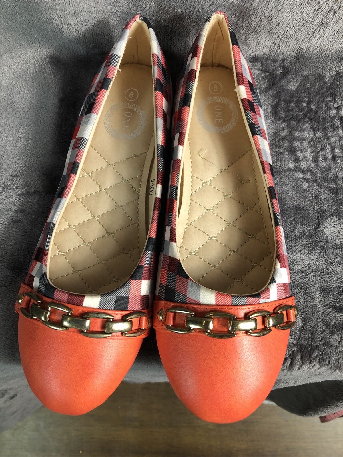 One Orange Plaid Gold Chain Details Quilted Lining Women’s Size 6