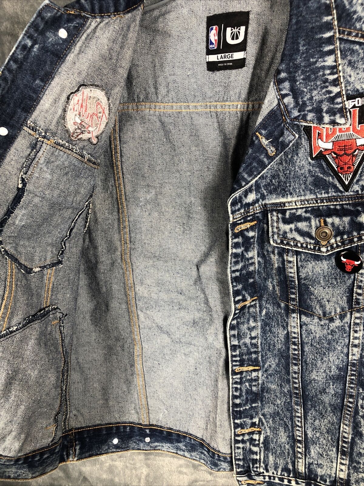 Chicago Bulls Vest Men's Denim Jean World Tour NBA Size Large Includes 2 Buttons