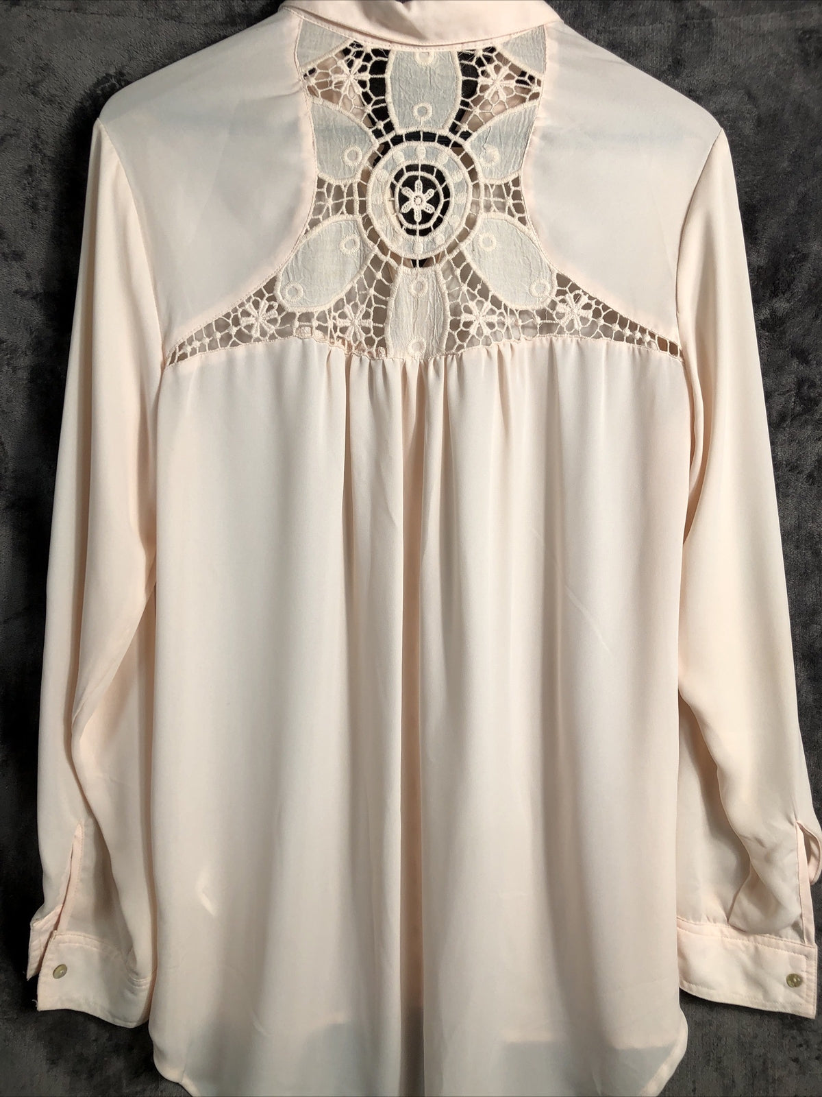 Taylor & Sage Woman’s Blouse Pink Pearl Button Cut Out Long Sleeve Size X-Large