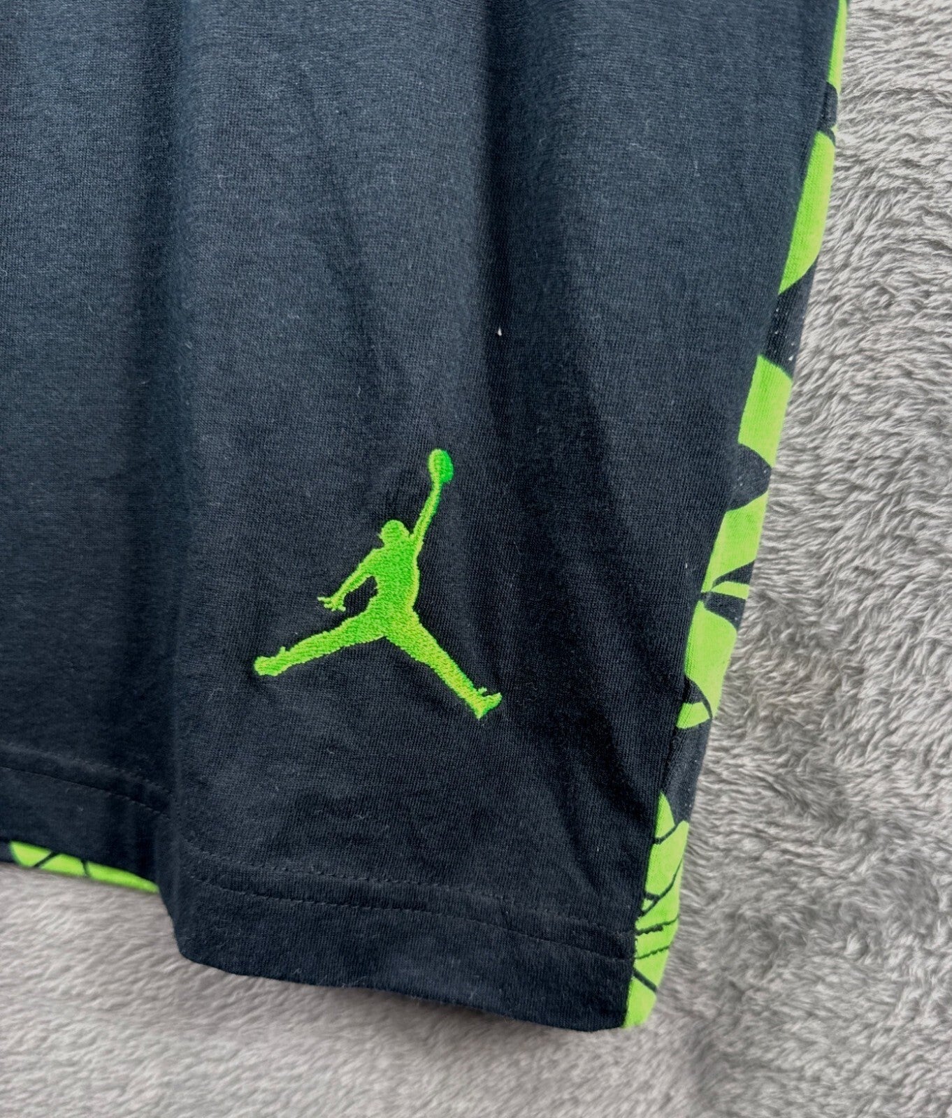 Jordan Mens Shirt Black T-Shirt With Green Graphic Design & Logo Size LGG