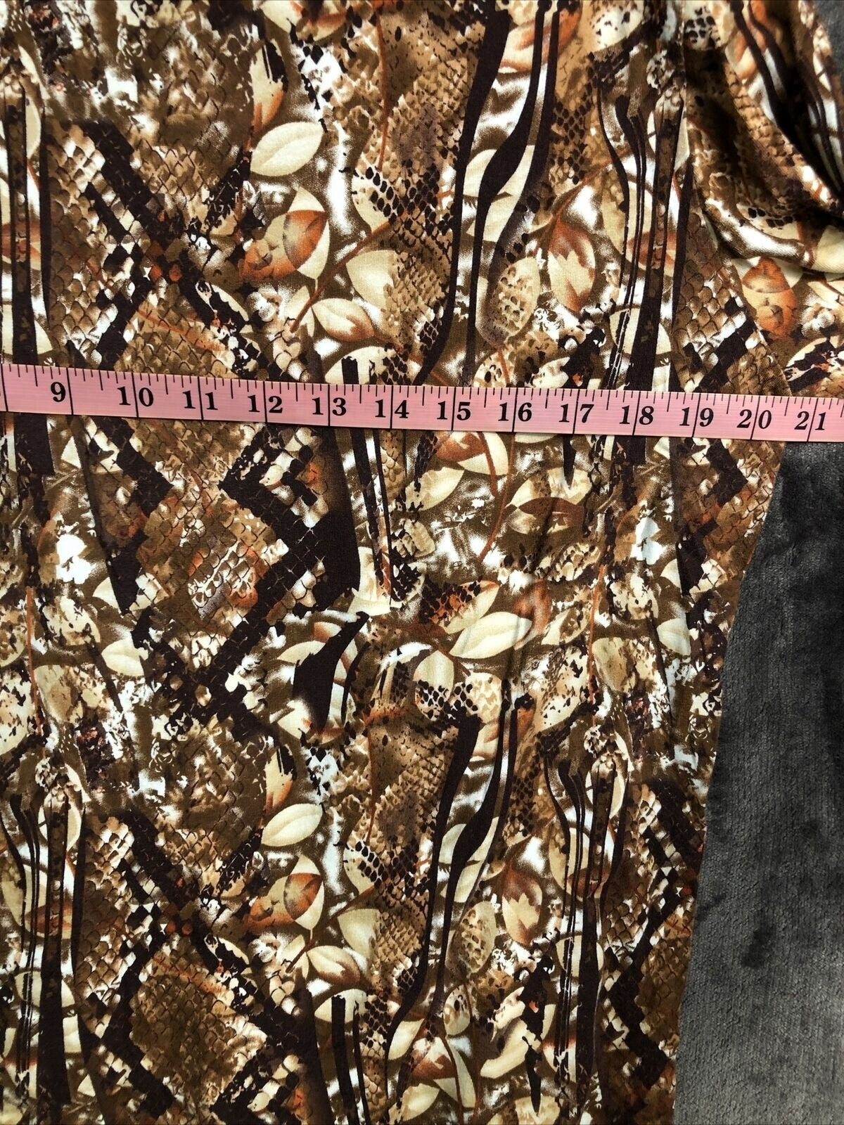 Southern Lady Woman's Snake Skin Brown Floral V Neck Size Large 3/4 Sleeve