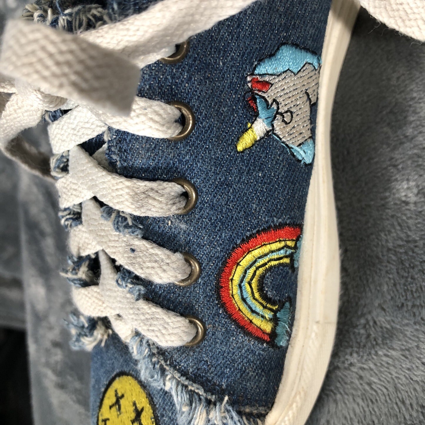Union Bay Tennis Shoes Smiley Face Casual Youth  Size 3