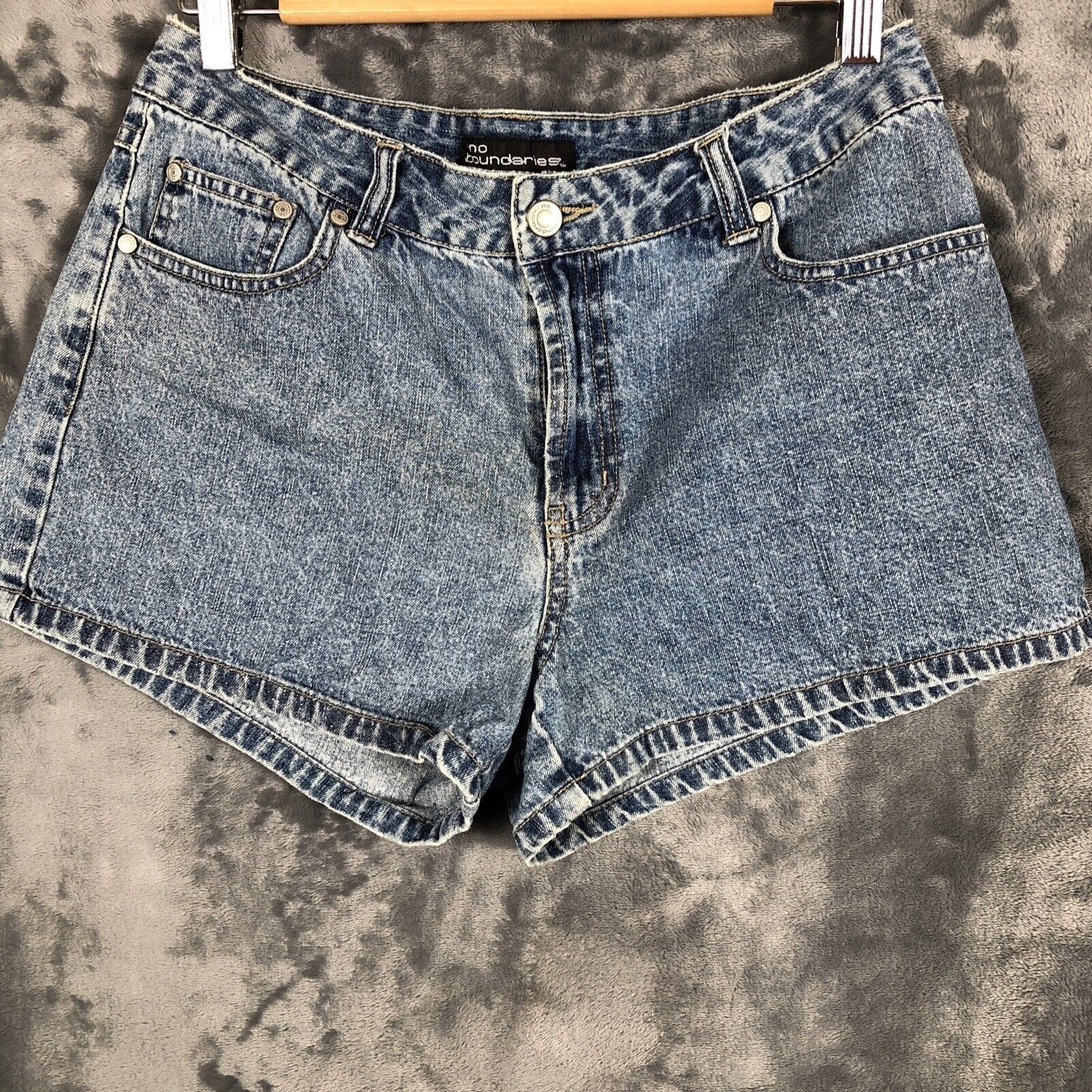 No boundaries Womens Shorts Size 9, Sparkling Details
