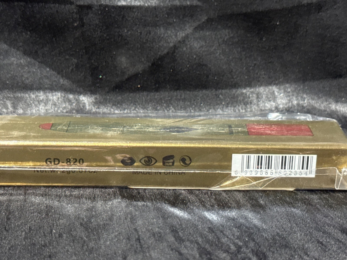 Long Lasting Lipstick GD-820 Golden Packaging Red Shade With Cap
