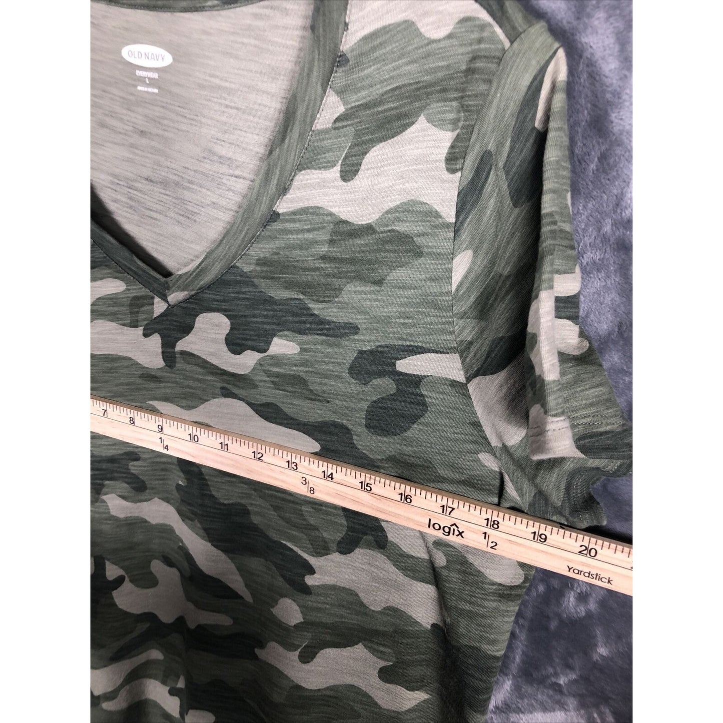 Old Navy Top Women’s  Camouflage T Shirt Casual￼ ￼V neck Short Sleeve Shirt L