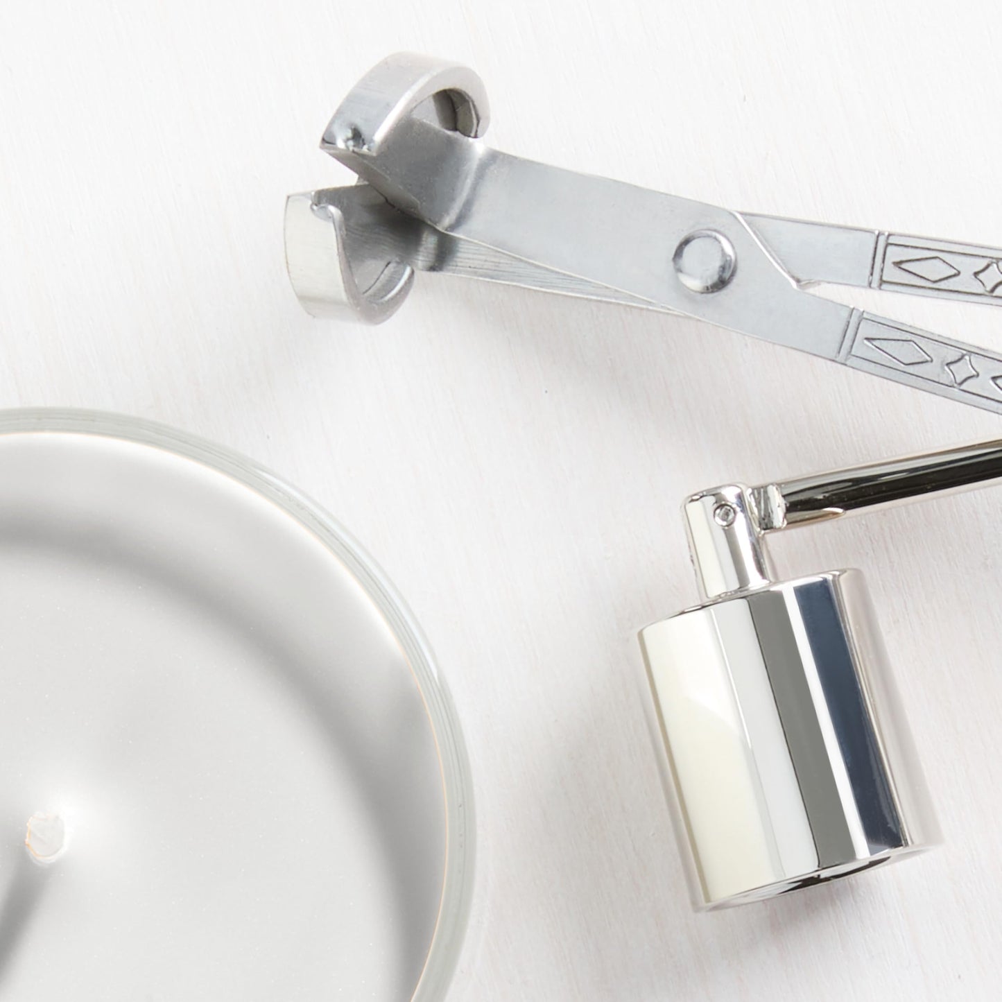 Yankee Candle Midnight Jasmine, Scented Candle, 22oz Large Jar with up to 150 Hour Burn Time, Giftable