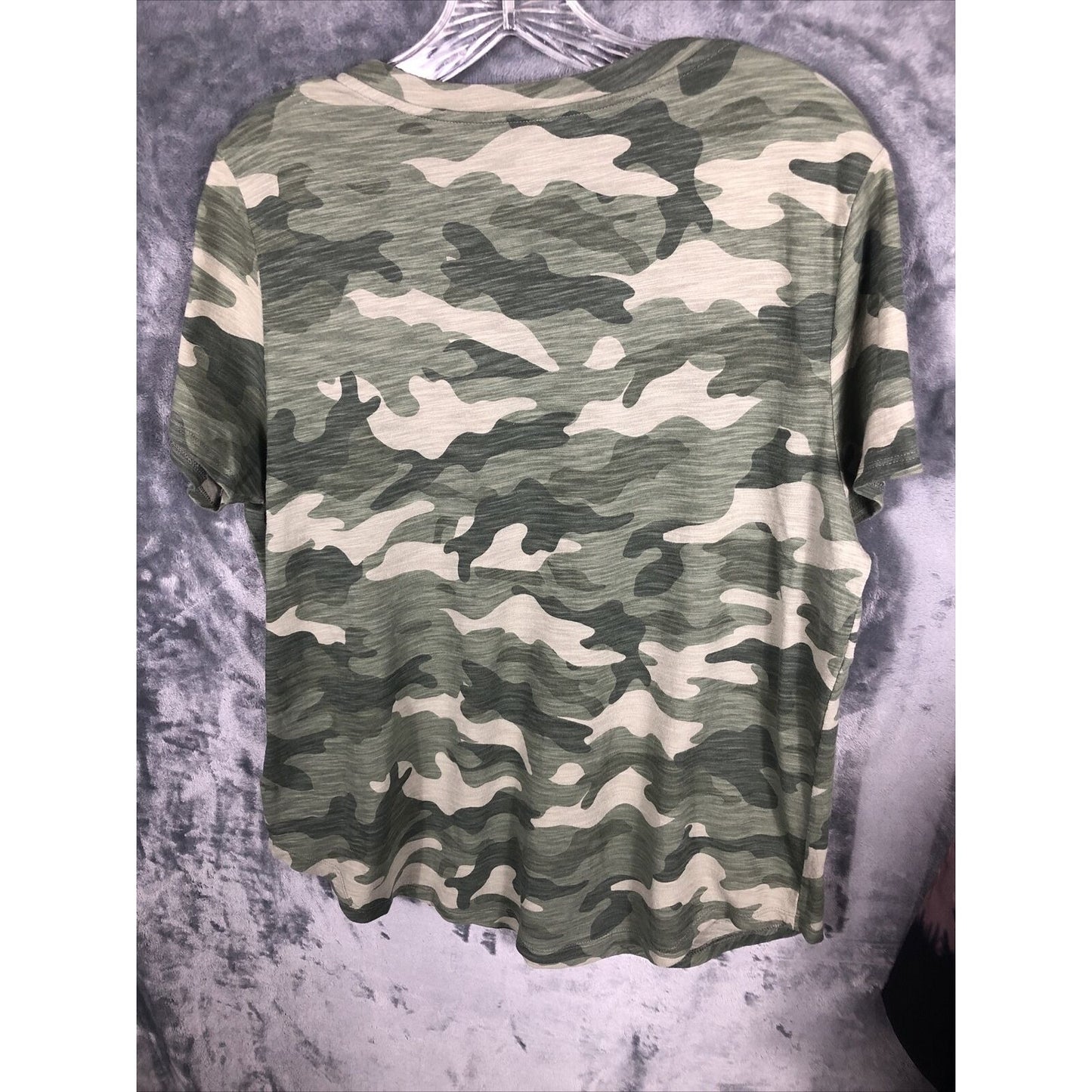 Old Navy Top Women’s  Camouflage T Shirt Casual￼ ￼V neck Short Sleeve Shirt L