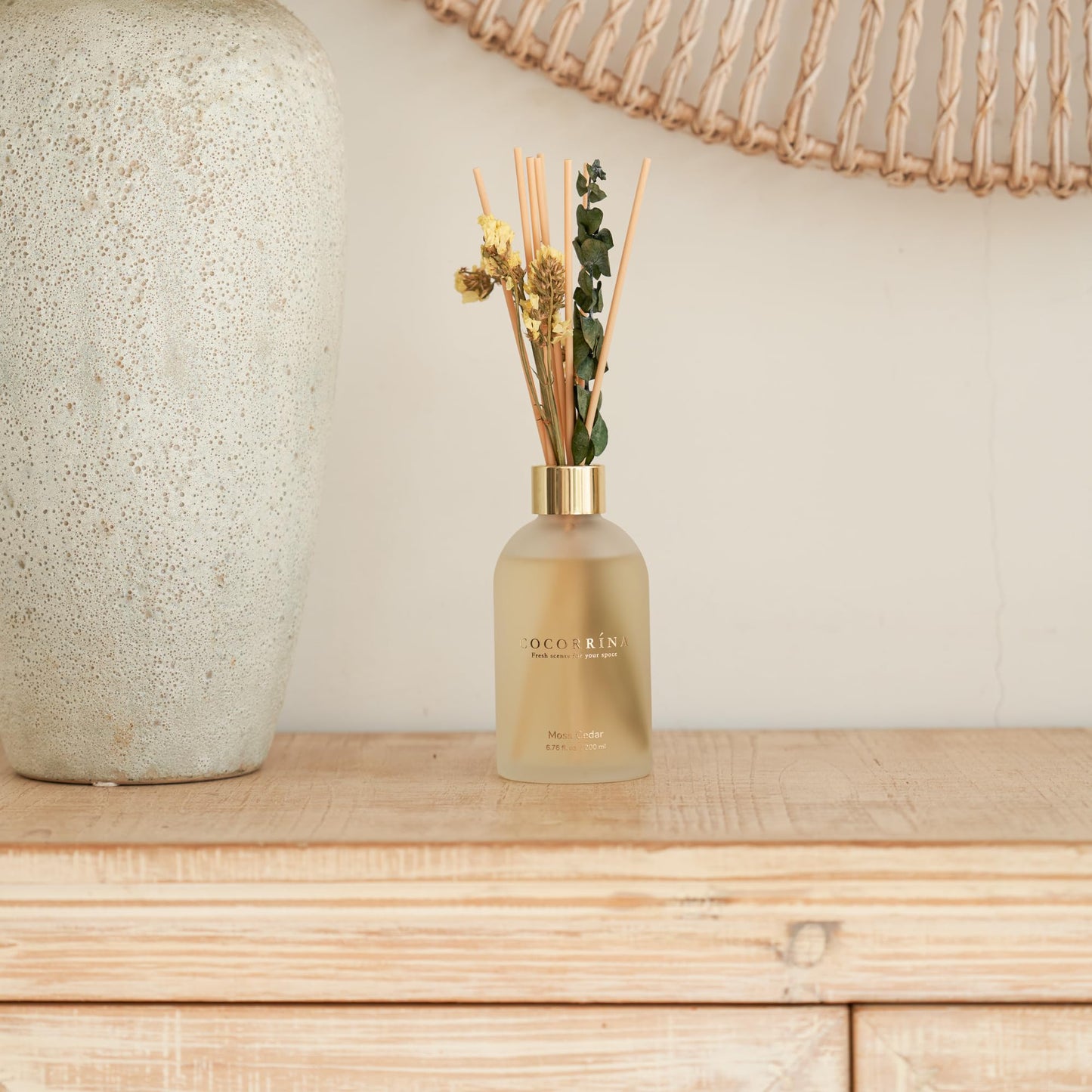 COCORRÍNA Reed Diffuser -Moss Cedar 6.76 oz Flower Reed Diffuser Set with 8 Sticks - Home Fragrance Office Bedroom Bathroom Shelf Decor