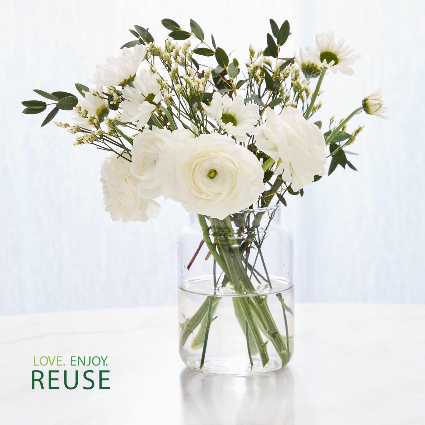 Yankee Candle Midnight Jasmine, Scented Candle, 22oz Large Jar with up to 150 Hour Burn Time, Giftable