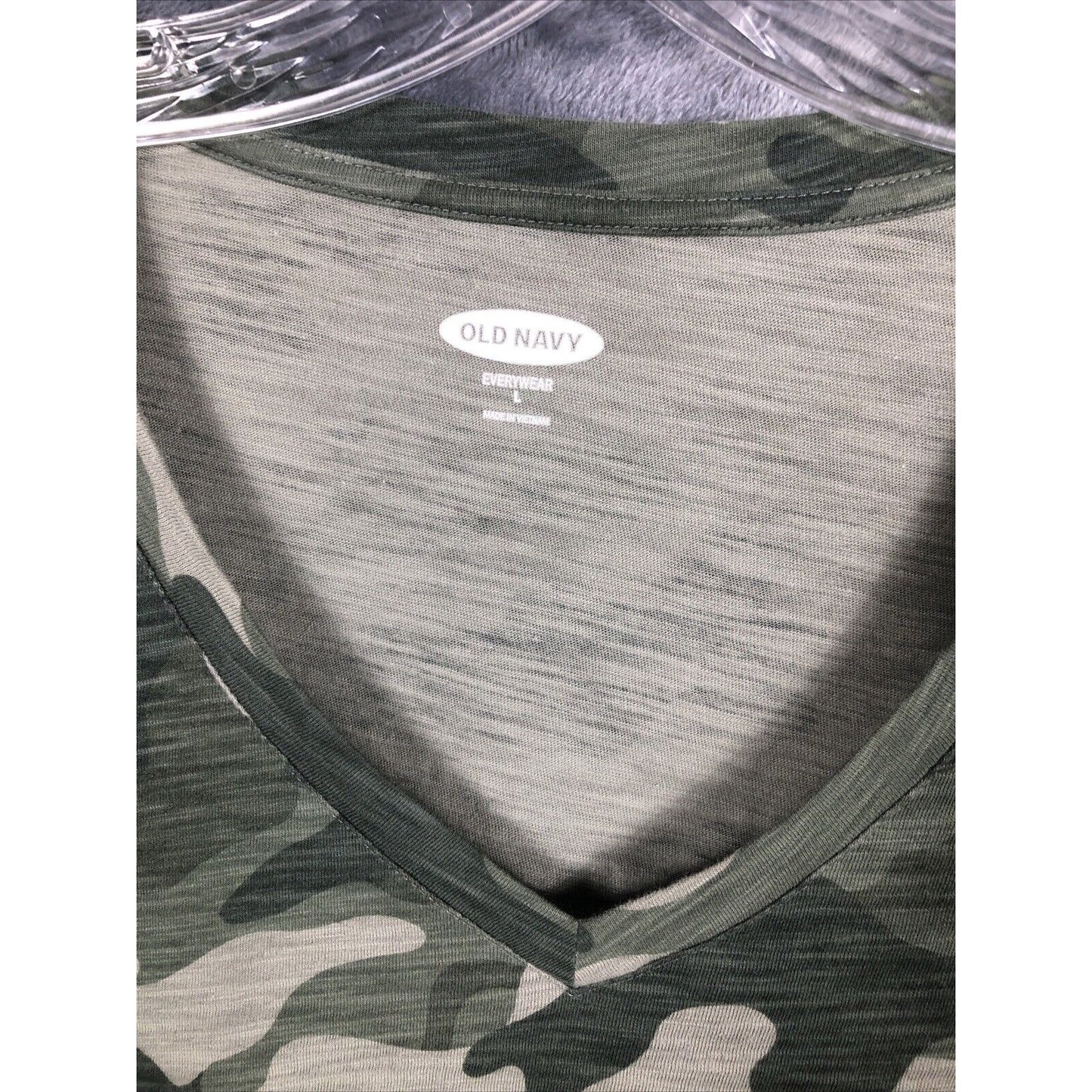 Old Navy Top Women’s  Camouflage T Shirt Casual￼ ￼V neck Short Sleeve Shirt L