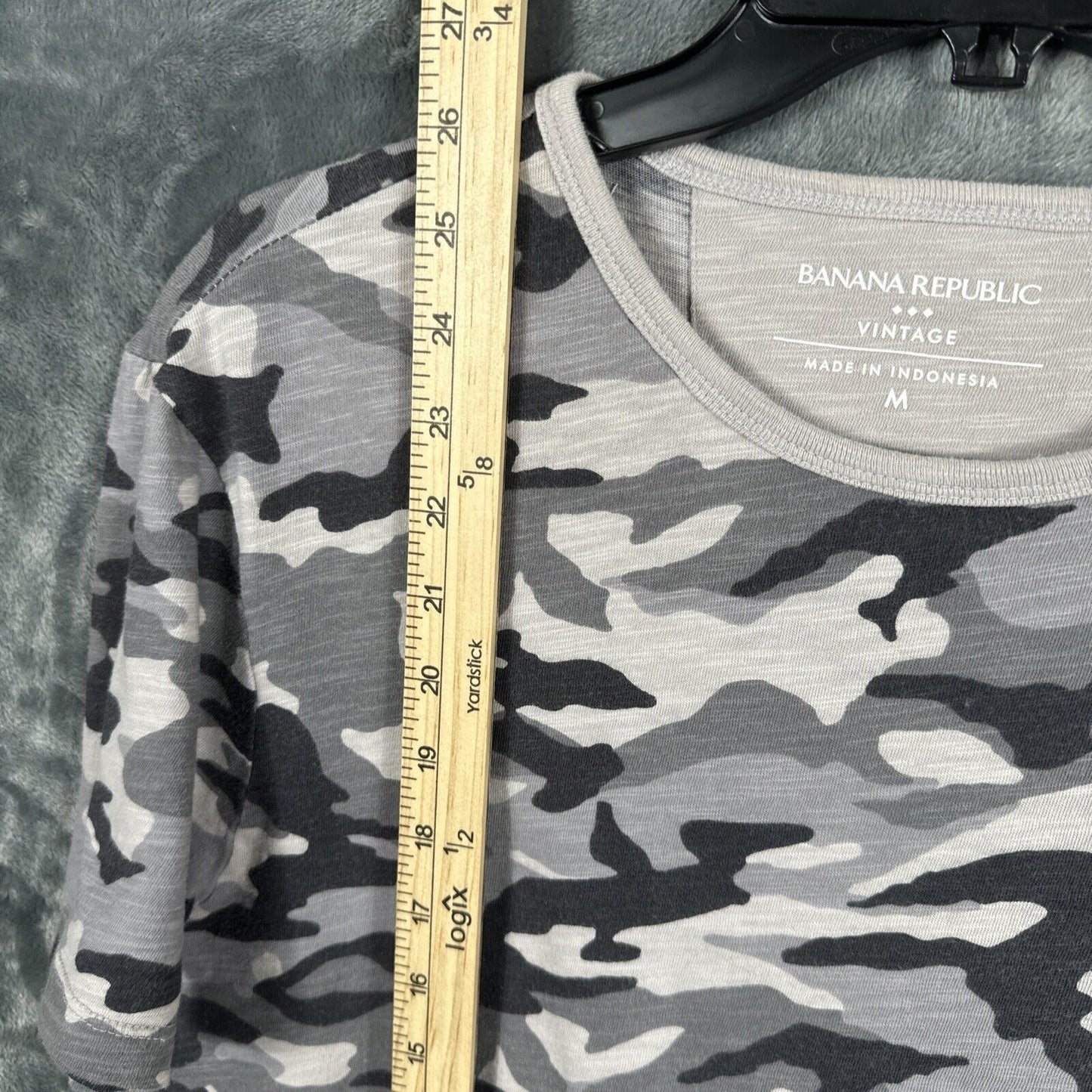 Banana Republic camouflage top women’s T-shirt adult medium black gray and Beigh
