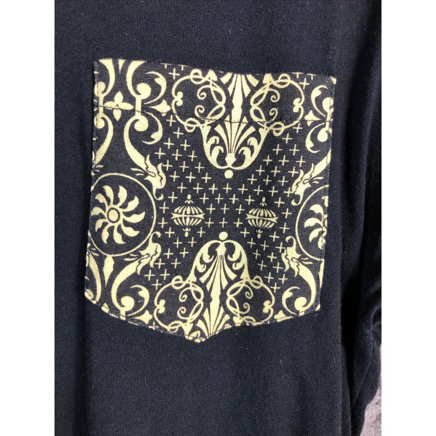 2 Men Men’s Pocket Tee Shirt Two Toned Black  Yellow Geo Print Shirt Size L