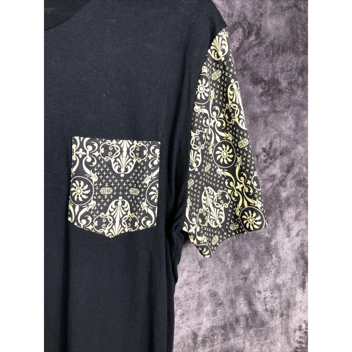2 Men Men’s Pocket Tee Shirt Two Toned Black  Yellow Geo Print Shirt Size L
