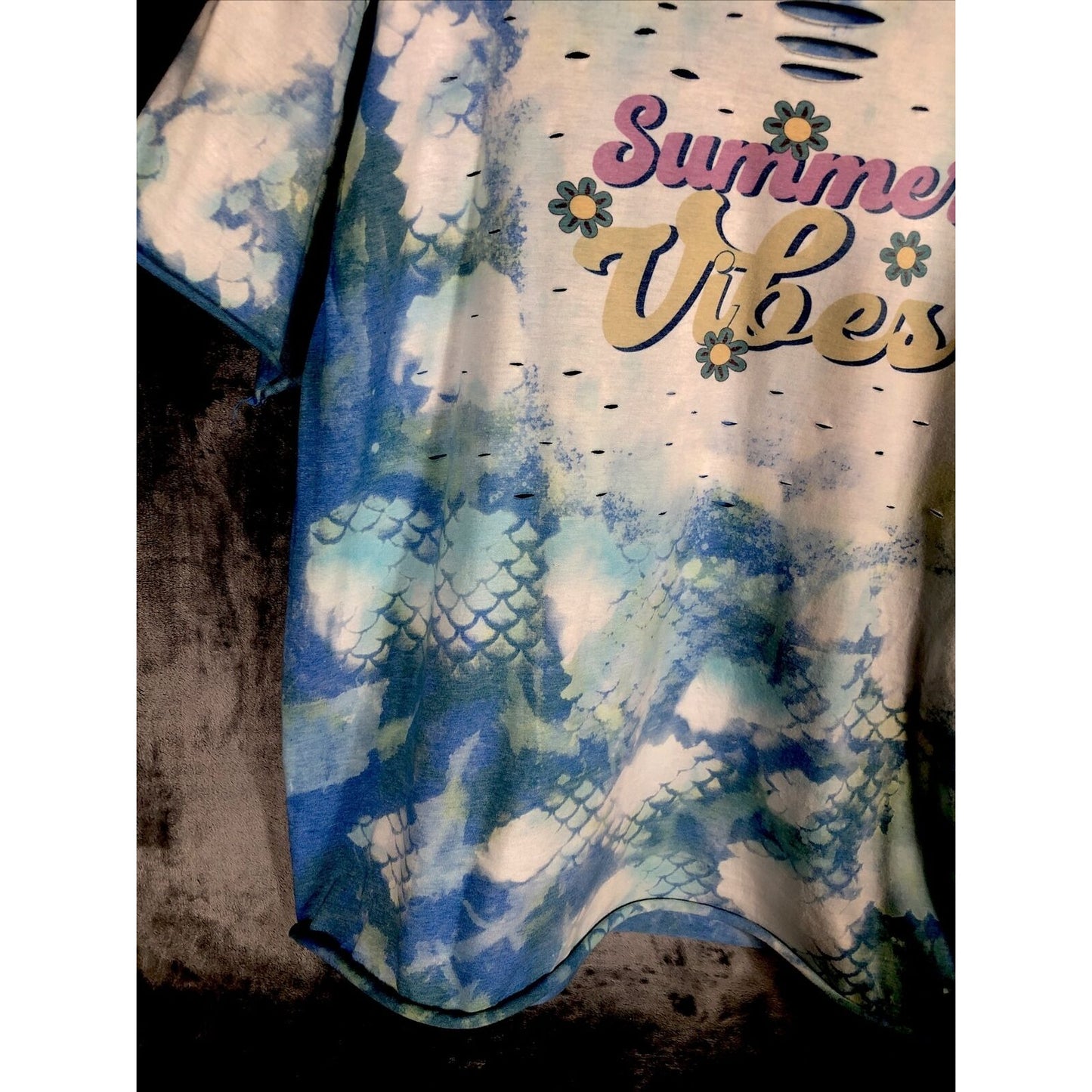 Summer Vibes Distressed Women’s Mermaid T-Shirt Size Adult ￼Extra Large