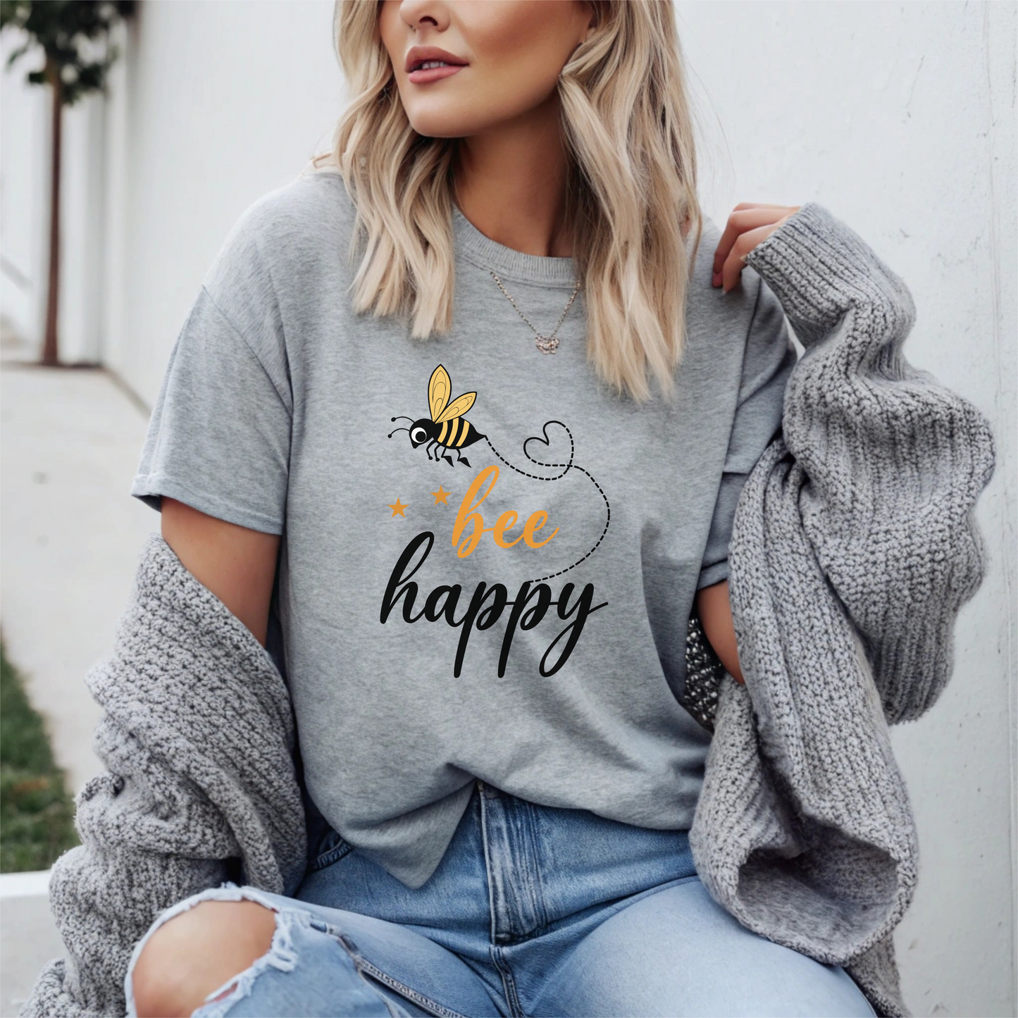 Cute Bee T-Shirt, Graphic Tee Gift for Bee Lovers, Insect Lover Shirt, Adorable Honeybee Design, Women’s Fashion Top, Summer Casual Tee