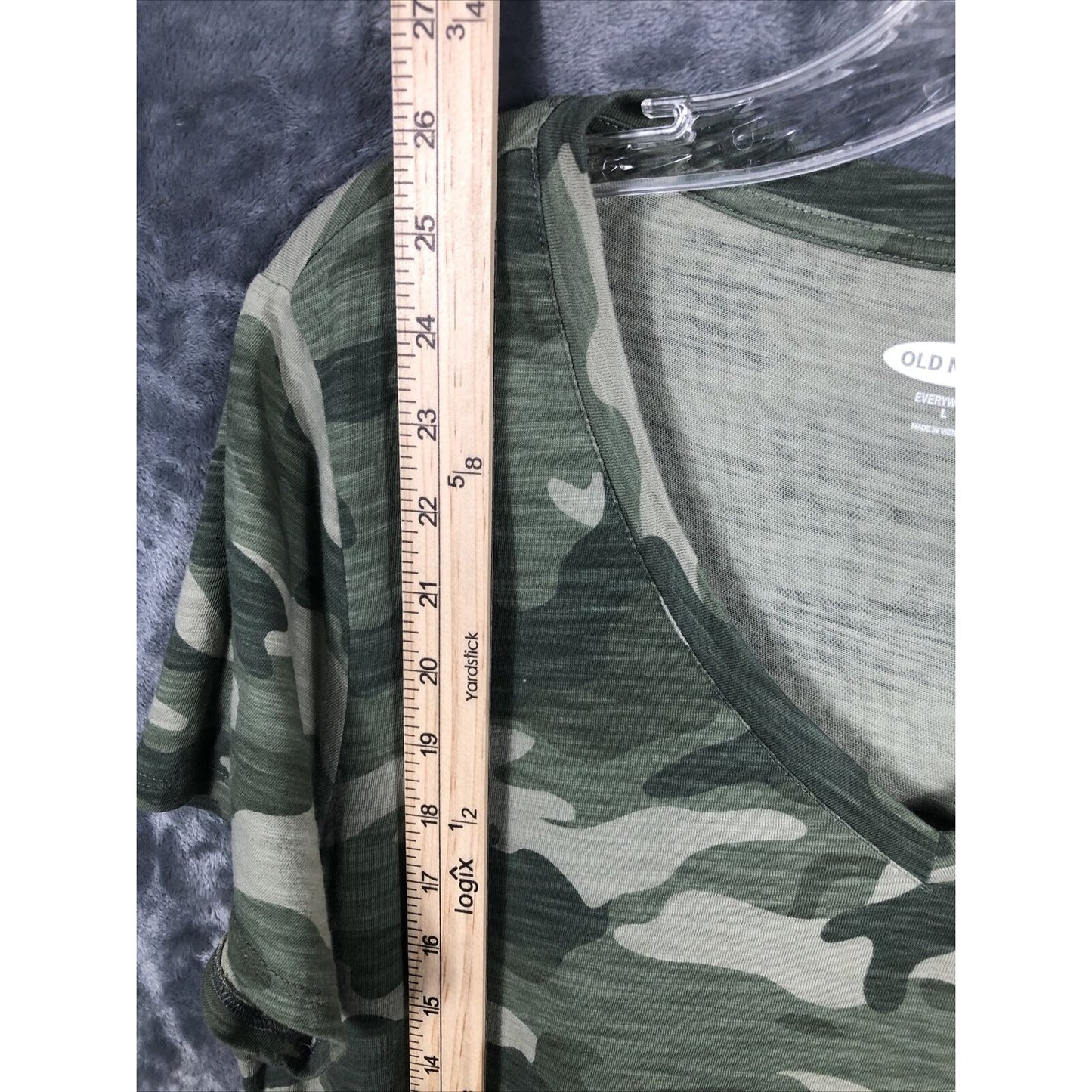 Old Navy Top Women’s  Camouflage T Shirt Casual￼ ￼V neck Short Sleeve Shirt L