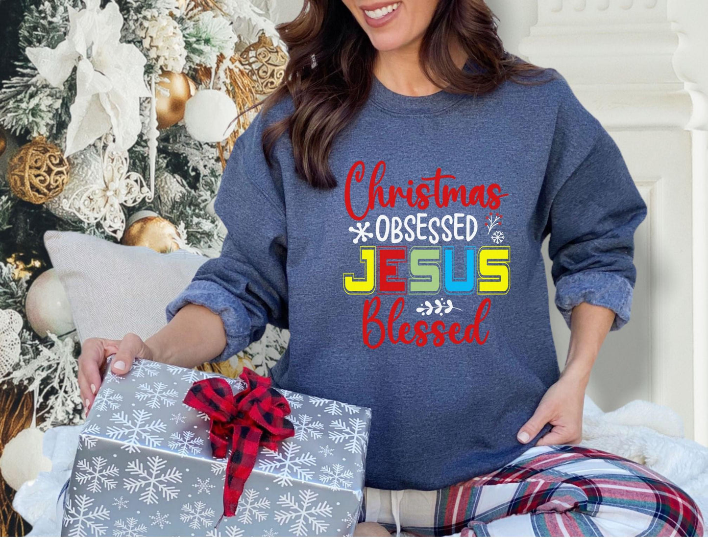 Festive Jesus-Inspired Green Crewneck Sweatshirt: Cozy Christmas Apparel for Spiritual Holiday Lovers