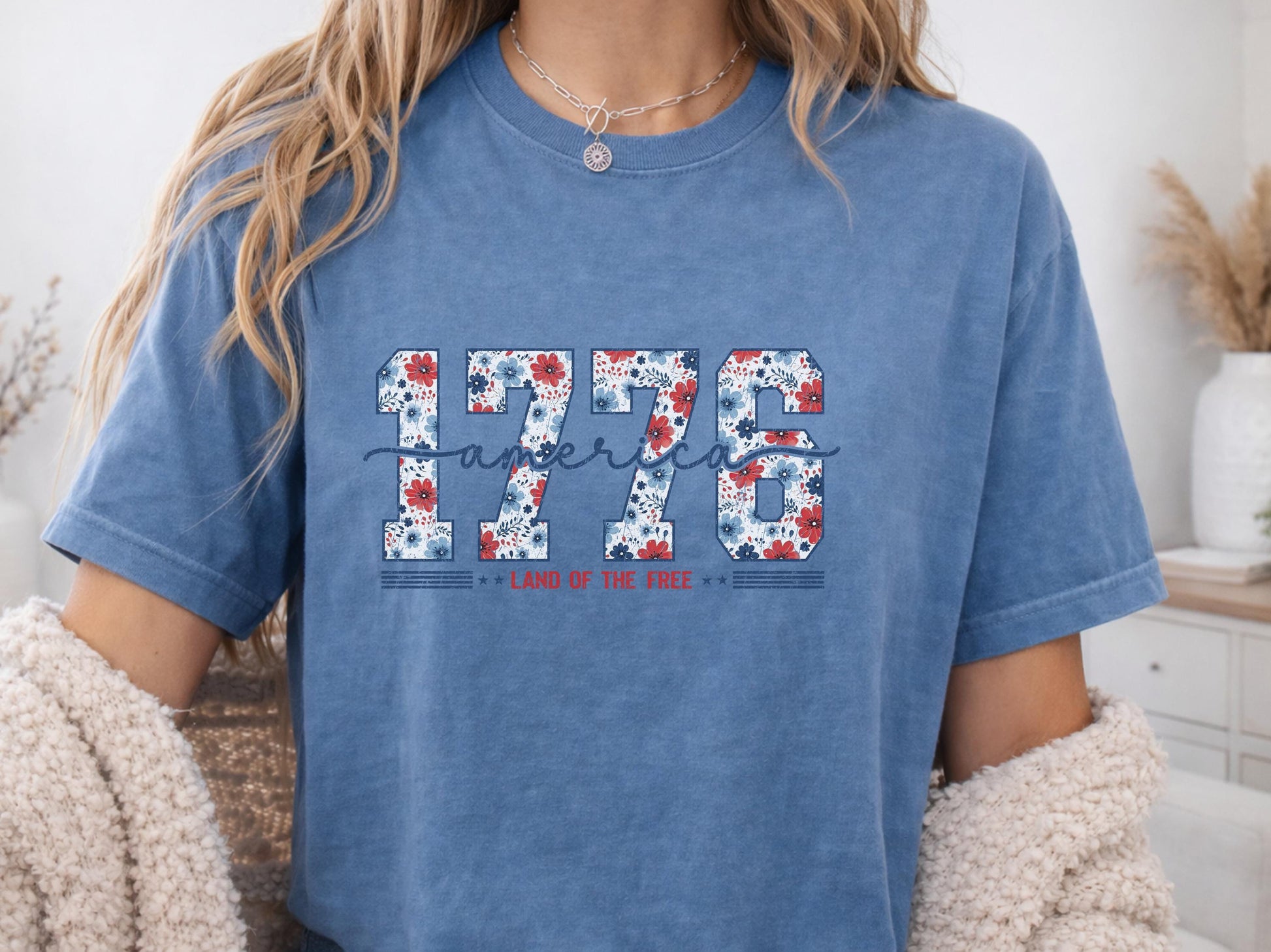 Patriotic Floral 1776 Americana Tee, Vintage Independence Day Shirt, Custom USA Flower T-Shirt, 4th of July Gift, Land of the Free Top