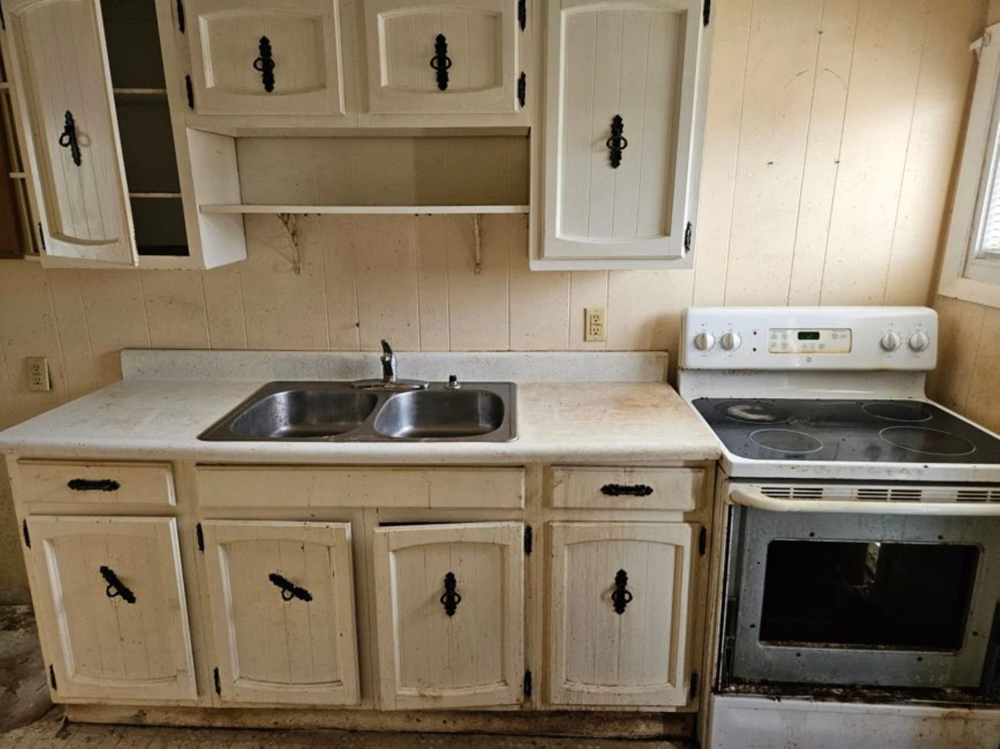 Cute inexpensive Single Family Home in quiet Zeigler Illinois Great Curb appeal
