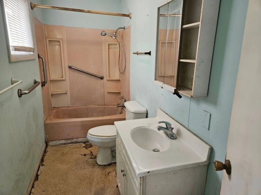 Cute inexpensive Single Family Home in quiet Zeigler Illinois Great Curb appeal