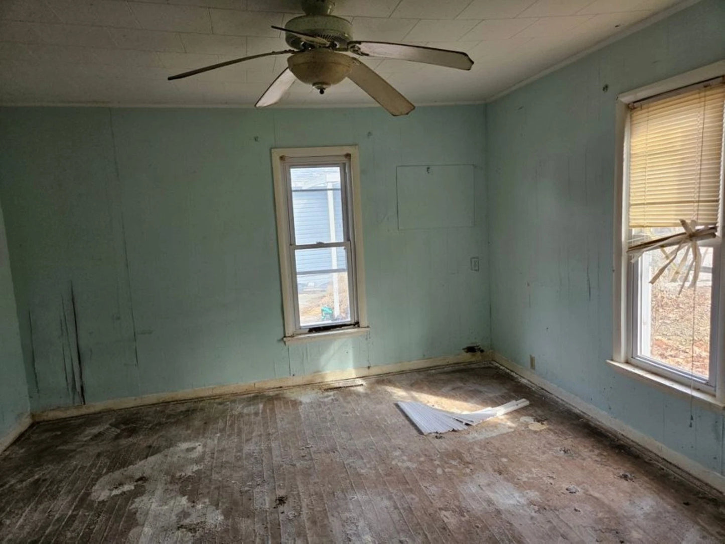 Cute inexpensive Single Family Home in quiet Zeigler Illinois Great Curb appeal