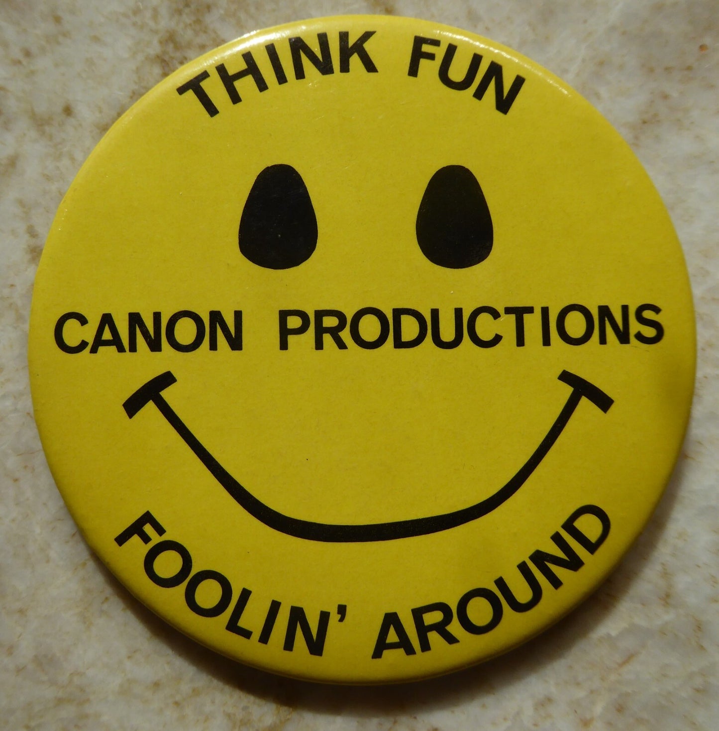 VINTAGE YELLOW THINK FUN CANON PRODUCTIONS FOOLIN' AROUND 4" PIN PINBACK BADGE