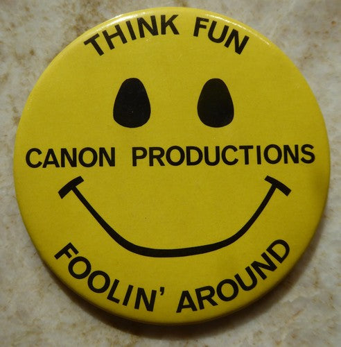 VINTAGE YELLOW THINK FUN CANON PRODUCTIONS FOOLIN' AROUND 4" PIN PINBACK BADGE